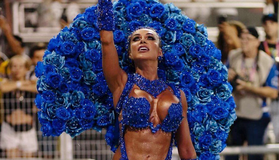 Rainha da Águia de Ouro diz só comer biscoito e uva passa no dia do desfile
