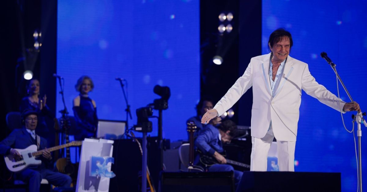 Roberto Carlos bate Cadillac em gravação e é levado para o hospital Roberto Carlos bate Cadillac em gravação e é levado para o hospital