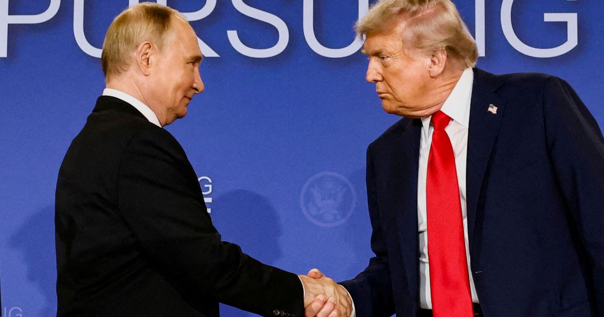 Trump diz que teve “boa” conversa com Putin antes de reunião com Zelensky