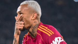 Com gol de ex-Flamengo, Roma vence Como e encosta na liderança da Série A