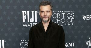 Web reage a Wagner Moura no Critics Choice 2026: “Saiu do banho e foi”