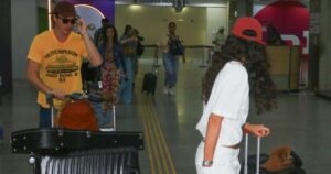 Romance no ar! Bruna Marquezine e Shawn Mendes desembarcam juntos no Rio