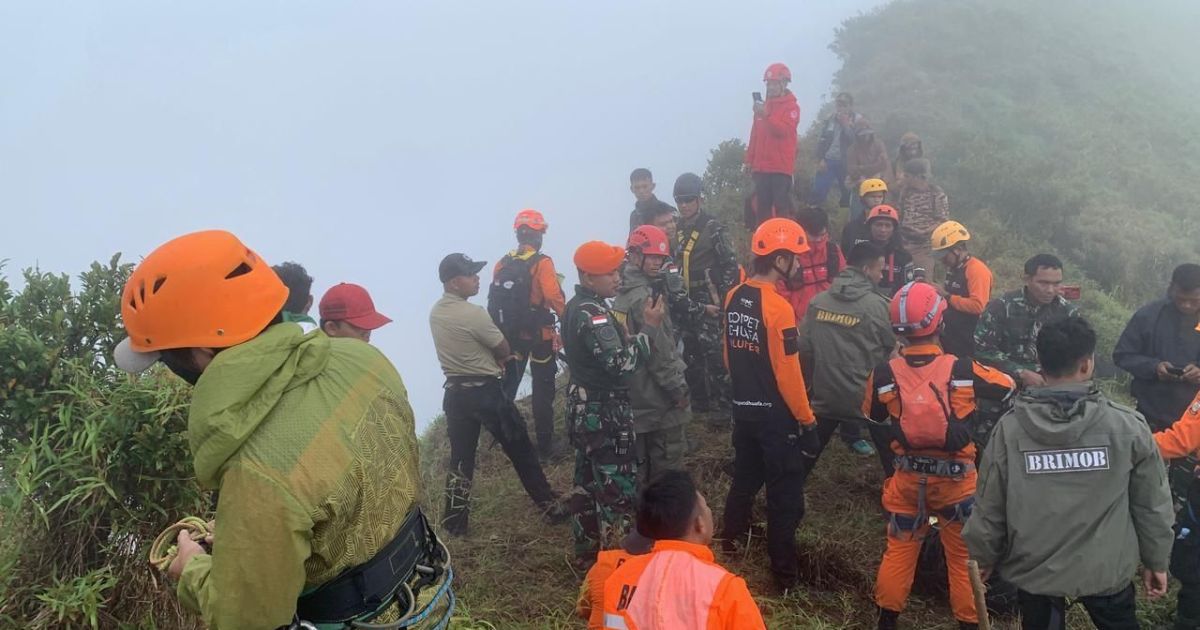 Indonésia encontra corpos dos 10 passageiros de avião que desapareceu Indonésia encontra corpos dos 10 passageiros de avião que desapareceu