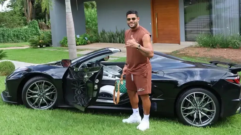 Hulk ostenta carro de luxo após brilhar em clássico pelo Atlético-MG