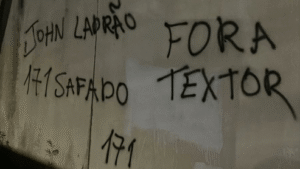 Muro do CT do Botafogo é vandalizado com críticas a John Textor: “Fora”