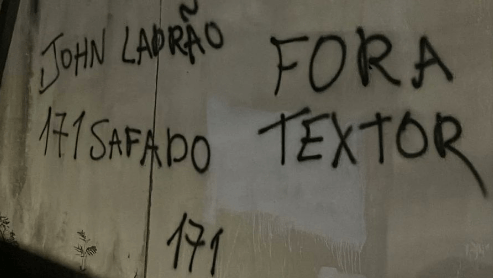 Muro do CT do Botafogo é vandalizado com críticas a John Textor: “Fora” Muro do CT do Botafogo é vandalizado com críticas a John Textor: “Fora”