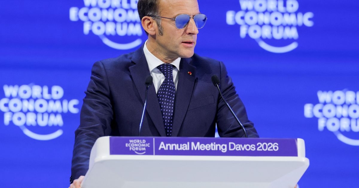 Trump zomba dos óculos escuros usados por Macron em discurso em Davos