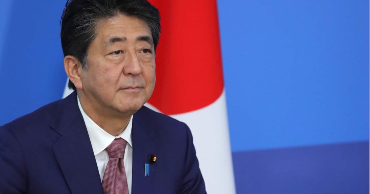 Homem que assassinou o ex-premiê do Japão é condenado à prisão perpétua