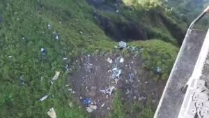 Indonésia encontra um corpo e destroços de avião que levava 10 pessoas