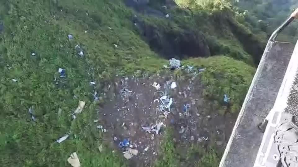 Indonésia encontra um corpo e destroços de avião que levava 10 pessoas