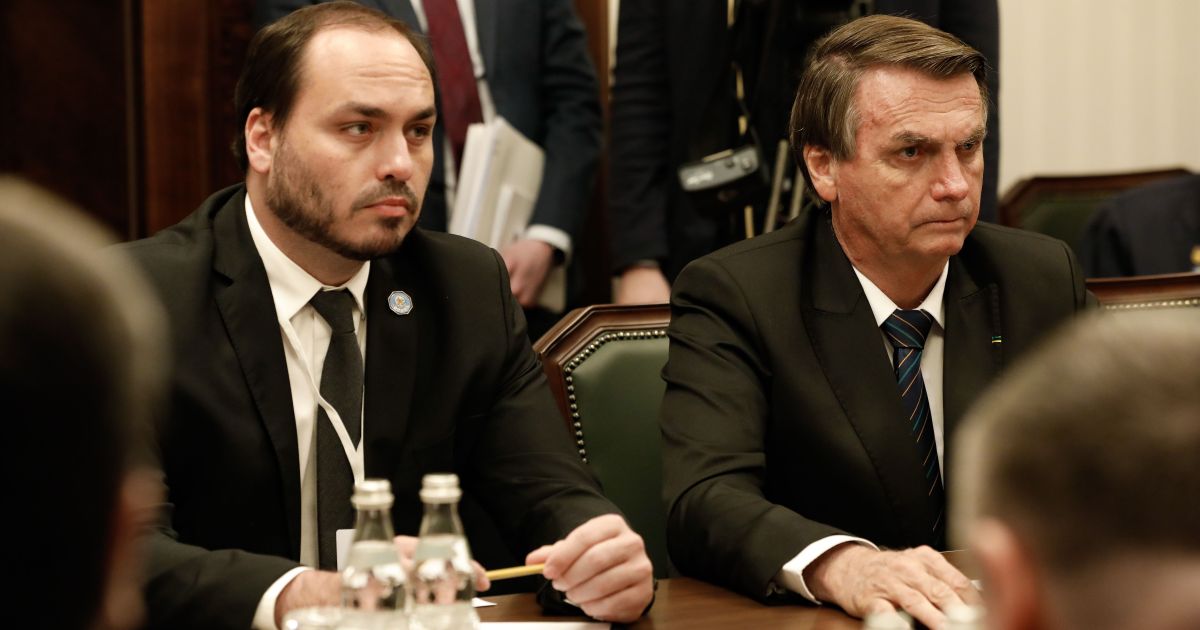 Carlos diz que médico foi ver Bolsonaro após soluços evoluírem para azia