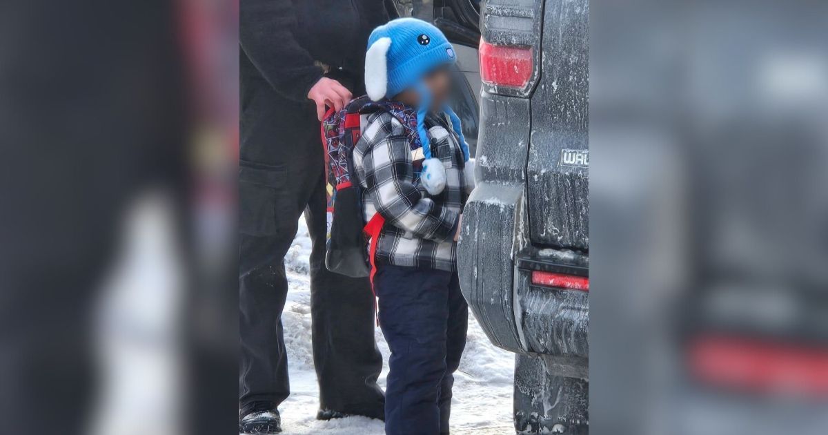 Menino de 5 anos é mantido com pai em centro de imigrantes no Texas