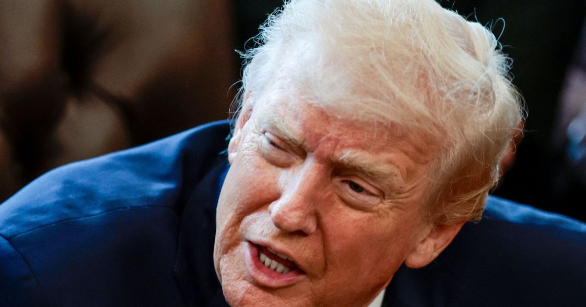 Trump ordena compra bilionária em títulos para reduzir custos de moradia Trump ordena compra bilionária em títulos para reduzir custos de moradia