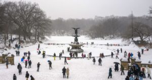 Correspondente da CNN mostra impactos da nevasca em Nova York; veja