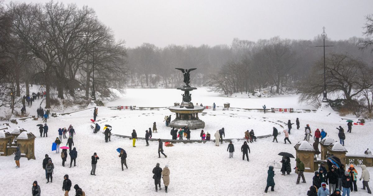 Correspondente da CNN mostra impactos da nevasca em Nova York; veja