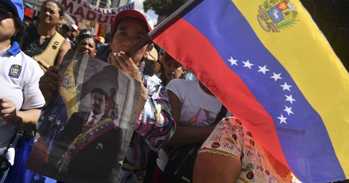 Apoiadores de Maduro saem às ruas em Caracas durante posse de Rodríguez Apoiadores de Maduro saem às ruas em Caracas durante posse de Rodríguez