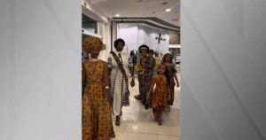 Modelo é alvo de críticas e ataques racistas após postar vídeo de desfile