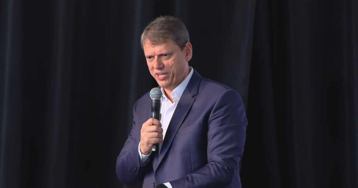 Após pesquisas, Tarcísio reforça apoio a Flávio: “é o meu candidato”