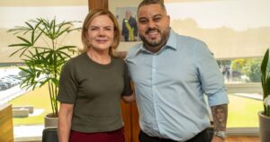 Presidente de escola que homenageou Lula foi ao Planalto antes de desfile