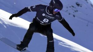 Snowboarder australiano fratura pescoço em treino e é levado a hospital