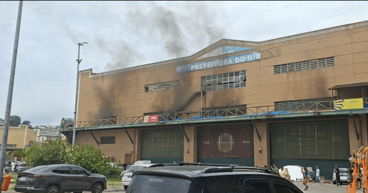 Princípio de incêndio atinge barracão da Grande Rio na Cidade do Samba