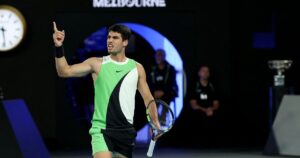 Alcaraz vence Djokovic, conquista Australian Open e fecha Grand Slam