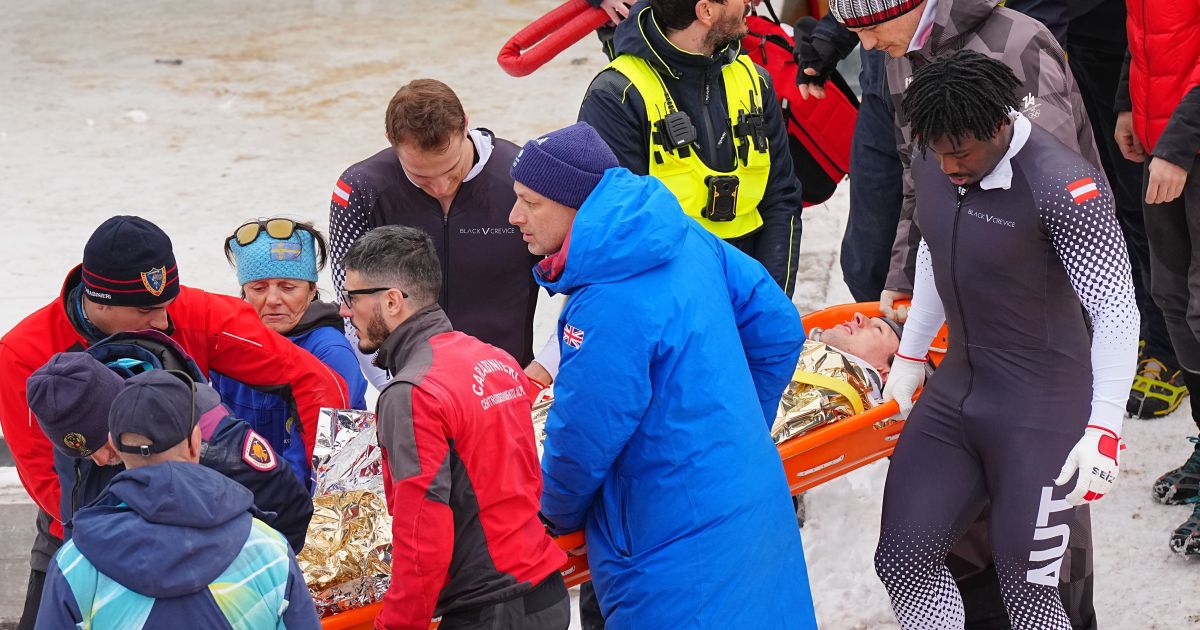 Olimpíadas: trenós viram de ponta cabeça e piloto é retirado de maca Olimpíadas: trenós viram de ponta cabeça e piloto é retirado de maca
