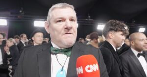 O que é a síndrome de Tourette? Entenda a condição de convidado do BAFTA