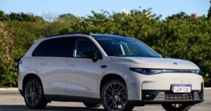 Leapmotor C10 híbrido ganha opção de assinatura; conheça modelo