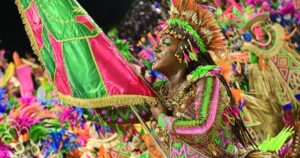 Com ciência popular na avenida, Mangueira fecha o primeiro dia na Sapucaí