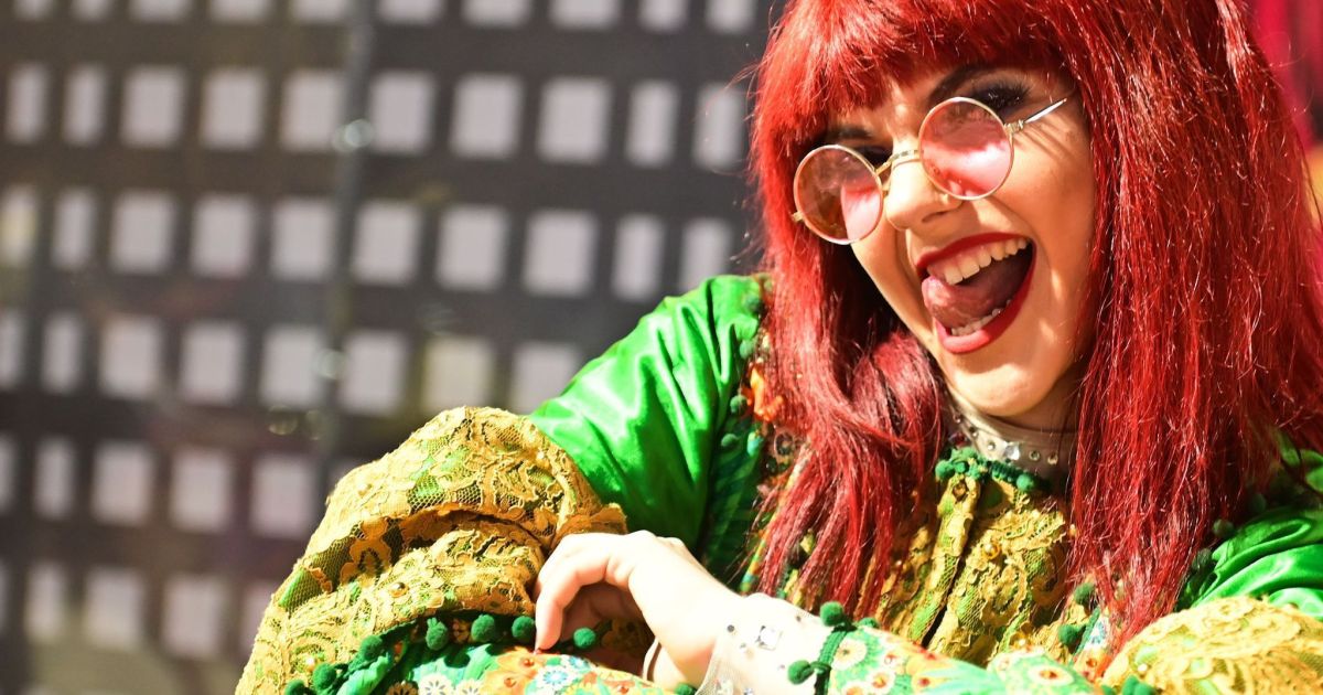 Em sua estreia, Pâmela Philigret leva essência de Rita Lee à Sapucaí