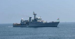 Índia projeta poderio militar em exibição e exercício naval conjunto  