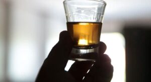 Cachaça envenenada: homem tenta matar vizinho com pinga contaminada