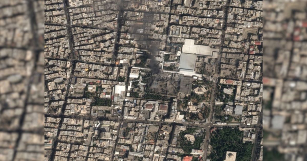 Fumaça é avistada no complexo de Ali Khamenei, mostram imagens de satélite Fumaça é avistada no complexo de Ali Khamenei, mostram imagens de satélite