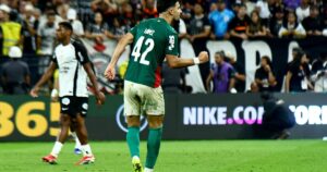 Palmeiras vence Corinthians com gol de Flaco; Memphis perde pênalti