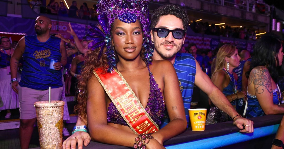 Iza assume namoro com João Vitor Silva e celebra com beijão; veja Iza assume namoro com João Vitor Silva e celebra com beijão; veja