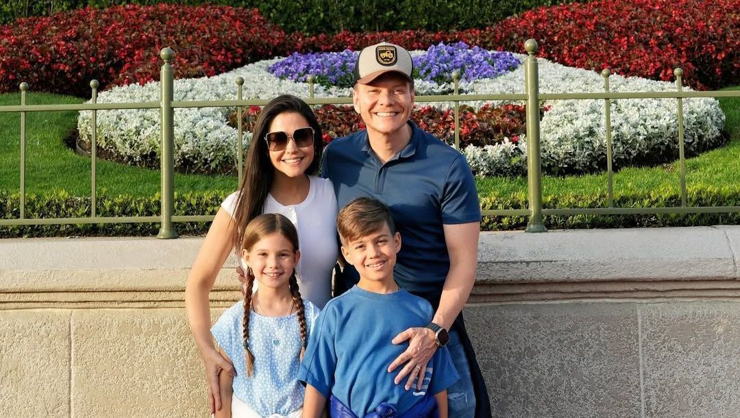 Michel Teló agita bloco em São Paulo ao lado da família; veja fotos