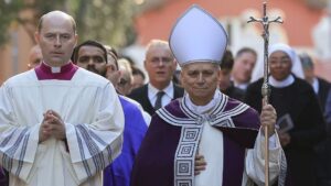 Papa Leão lamenta “mundo em chamas” na missa de Quarta-feira de Cinzas
