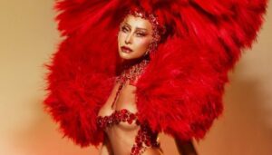 Sabrina Sato usa look cavado na Sapucaí; veja