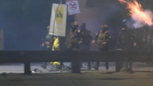 Polícia dispara gás lacrimogêneo contra manifestantes pró-Irã em Bagdá