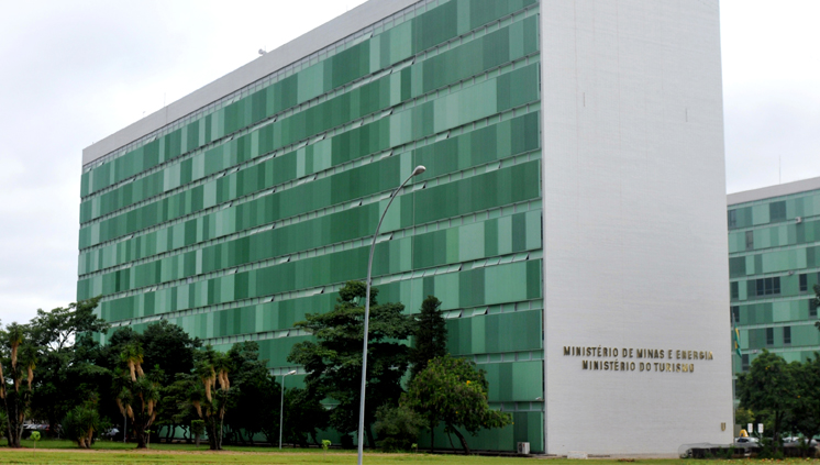 Governo pede à Aneel adiamento de reajustes de energia em março