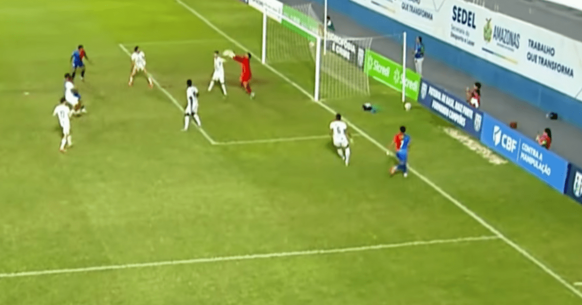 Árbitro marca pênalti após goleiro defender chute com as mãos; veja vídeo