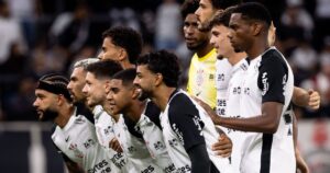 Titular do Corinthians responde protesto da torcida: “Entregamos dois títulos”
