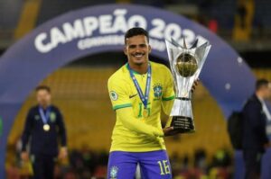 Alex Sandro, do Flamengo, é cortado e Kaiki é convocado para a Seleção