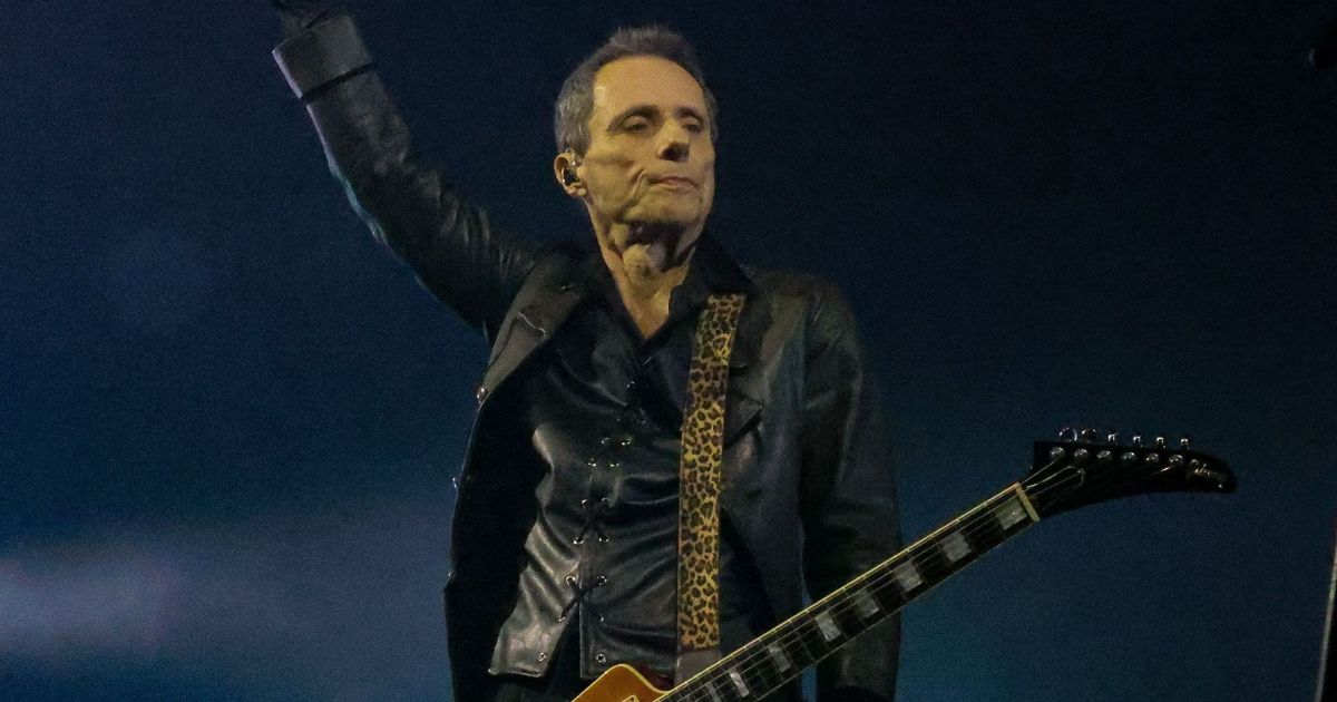 Em show, Tony Bellotto pede salva de palmas ao médico que operou seu câncer