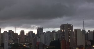 Frente fria derruba temperaturas e chuvas devem persistir no Sul e Sudeste