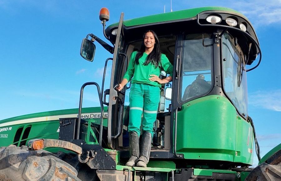 No Ano da Mulher Agricultora, operadora de máquinas viraliza nas redes