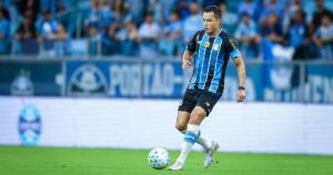 Marlon, do Grêmio, passa por cirurgia após grave fratura contra o Vitória