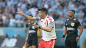“Torcedor do Grêmio operando o VAR”, dispara Pezzolano após final do Gaúcho