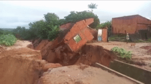 Casa é engolida por cratera após chuva e amplia risco para imóveis no MA